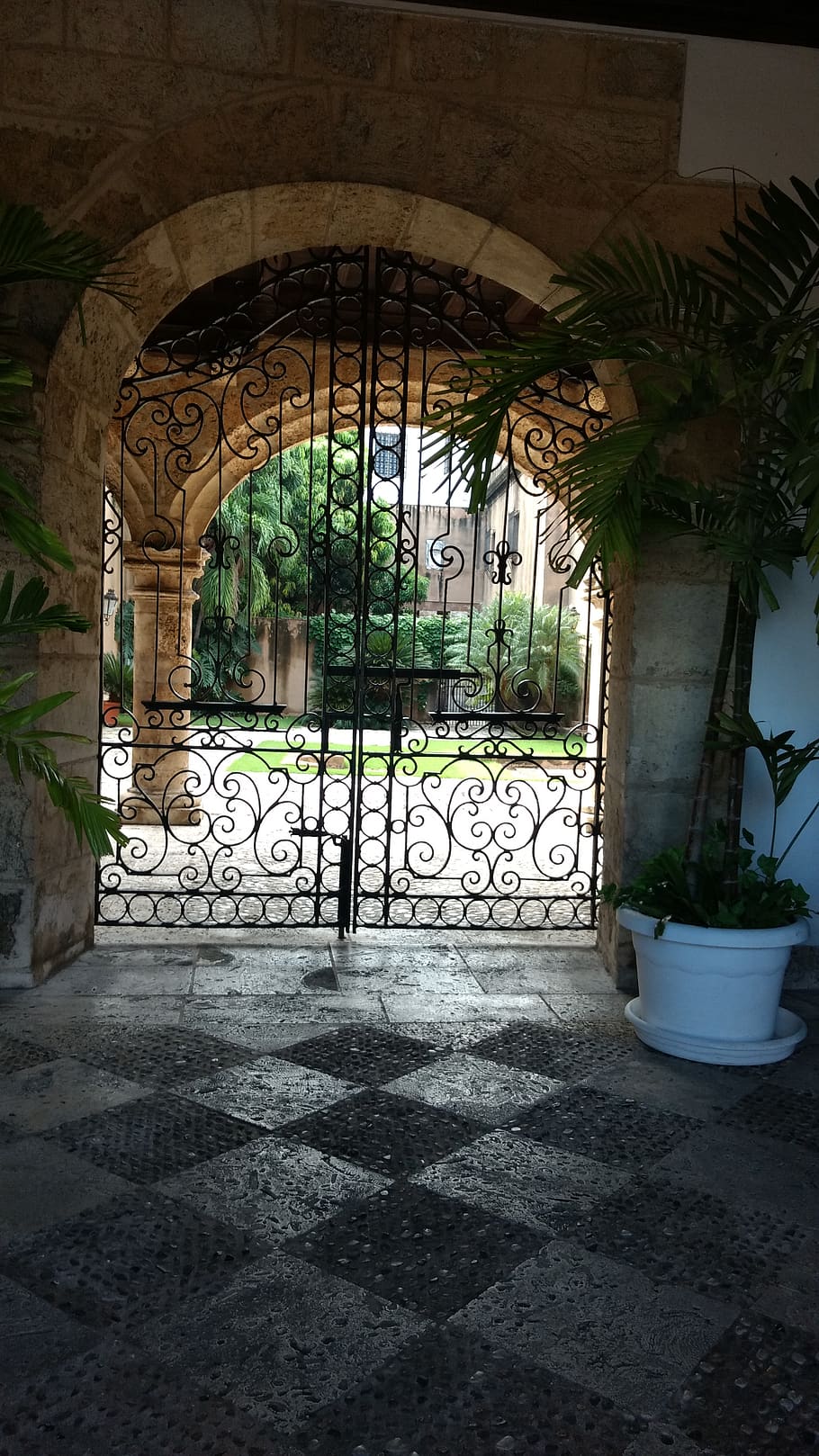 gate, flagstone, pot, walkway, path, outdoors, plant, pavement HD wallpaper