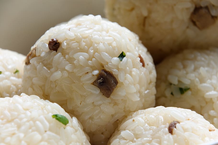 onigiri, traditional, rice croquettes, a bowl of rice, meat grains chives, HD wallpaper