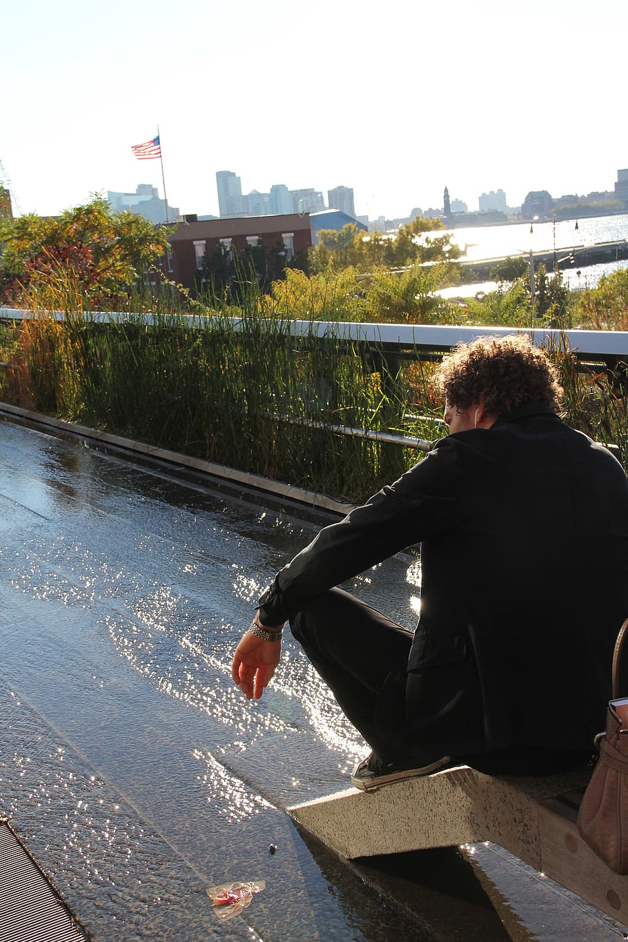thinking, highline, sunlight, earpods, real people, one person HD wallpaper