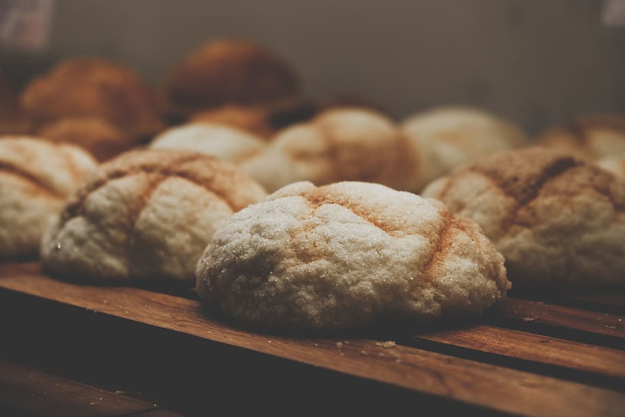 Baked Cookies on Brown Wooden Surface, baked goods, baking, bread HD wallpaper