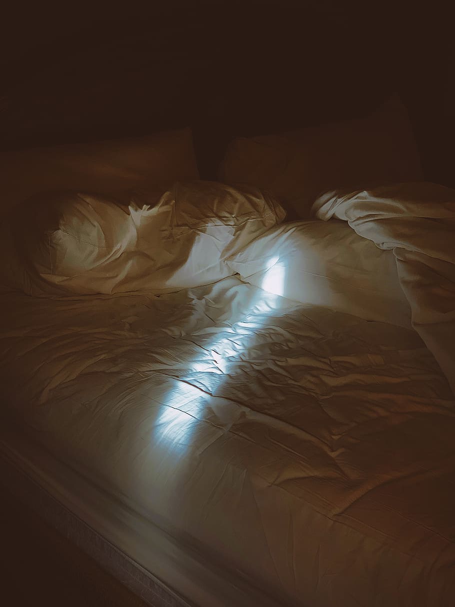 white comforter on white bed, furniture, flooring, light, flare HD wallpaper