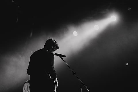 man playing guitar, lighting, person, human, crowd, musician HD wallpaper