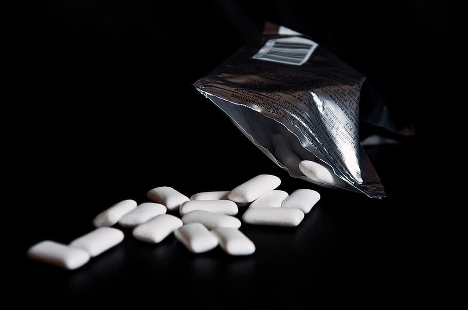 chewing gum, table, scattered, packaging, silver, black background HD wallpaper