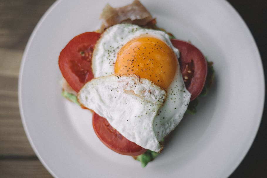 egg on tomatoes, food and drink, healthy eating, fried egg, breakfast HD wallpaper