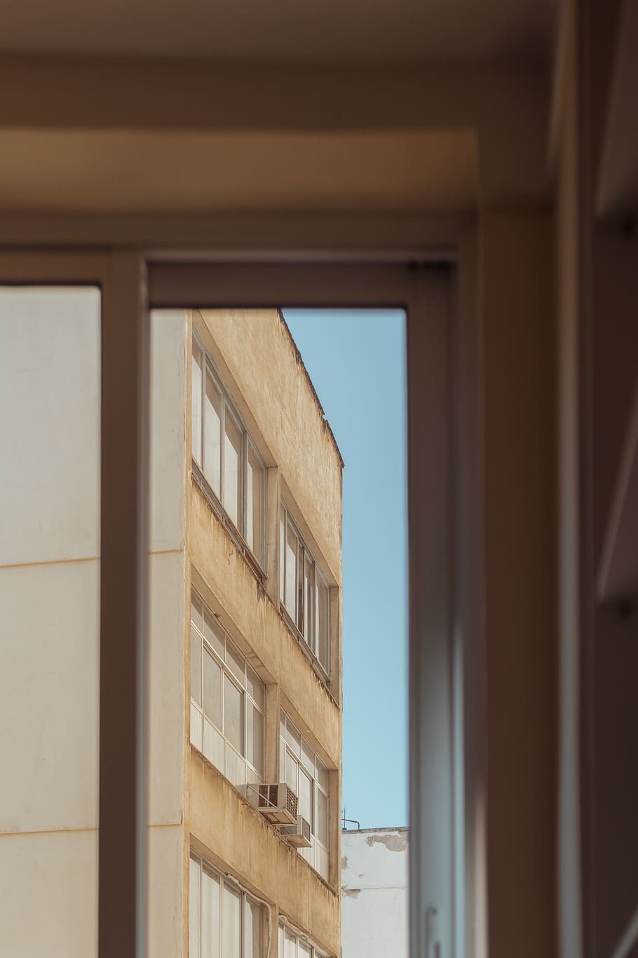 white building during daytime, built structure, architecture HD wallpaper
