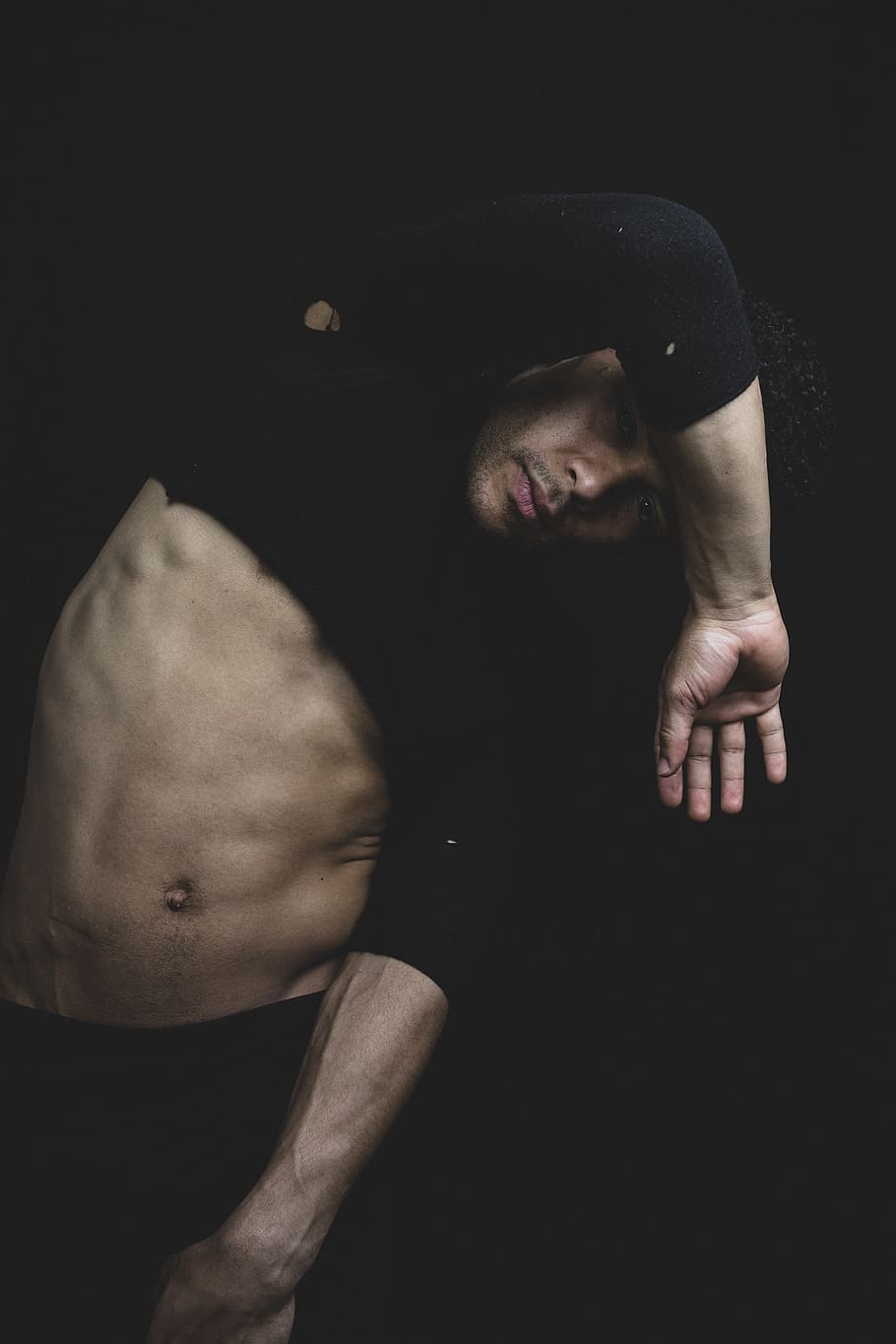 Man Wearing Black Long-sleeved Top, abdomen, abs, black background HD wallpaper