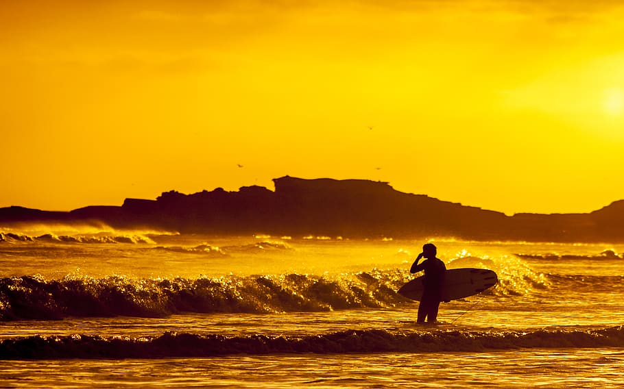 man holding white surfboard, sunset, water, sky, beauty in nature HD wallpaper