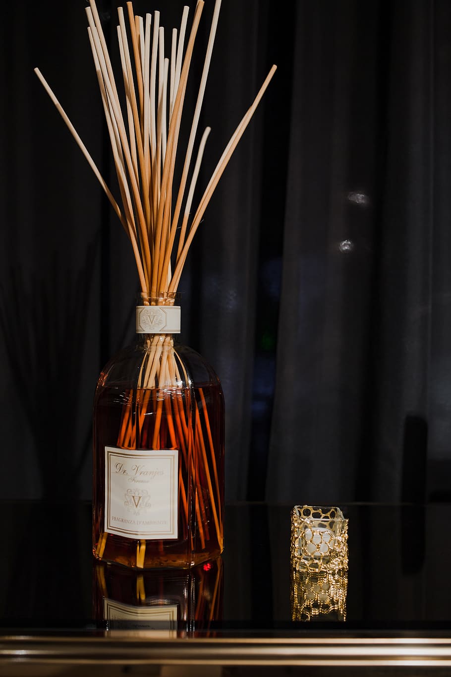 Aroma reed diffuser in contemporary style, bottle, dom, perfume HD wallpaper
