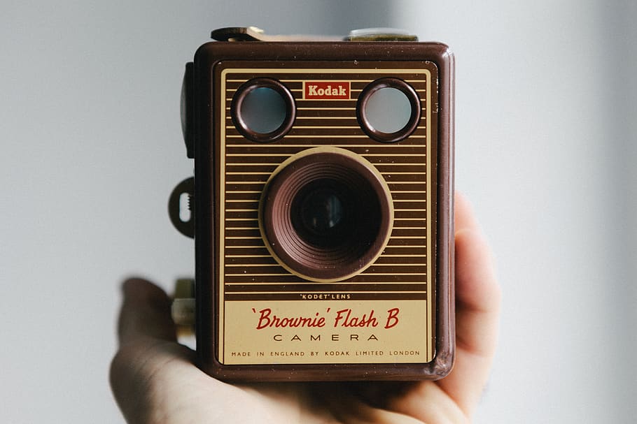 Person Holding Brownie Flash B Camera, analog camera, hand, kodak HD wallpaper