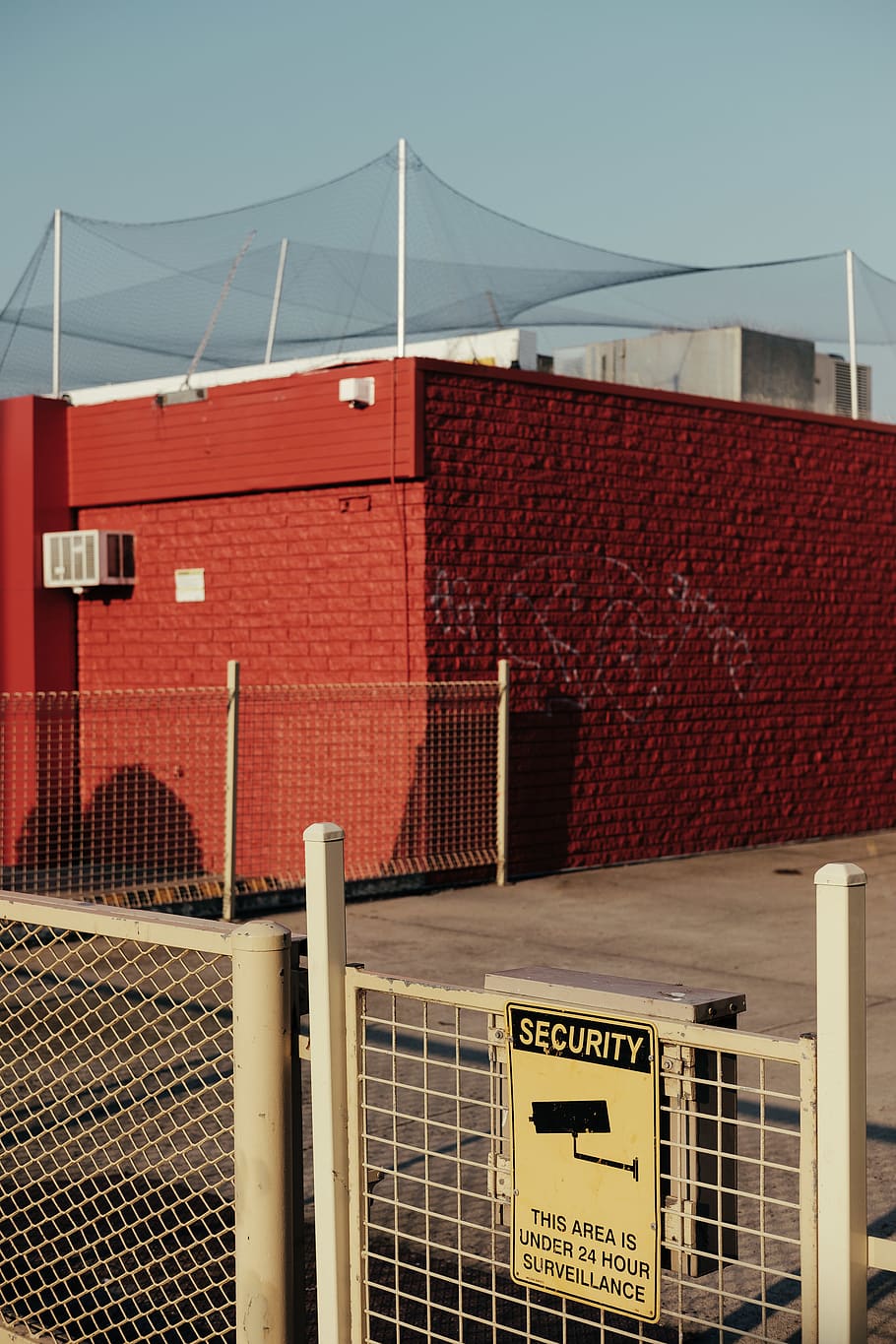 red brick wall with net, architecture, built structure, building exterior HD wallpaper