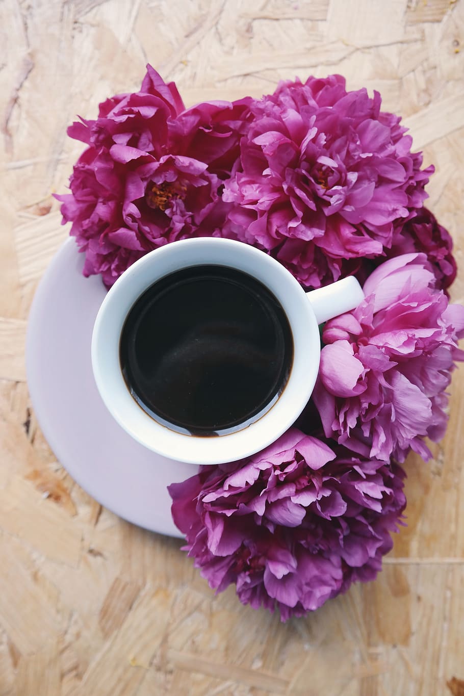 black coffee, coffee cup, drinks, on the table, wood, pink peonies HD wallpaper
