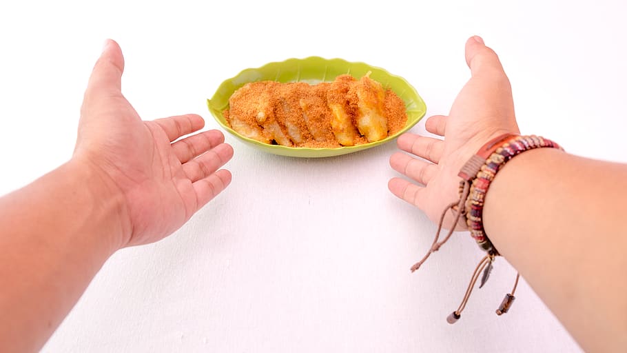green plate with fried dish, person, human, food, pasta, meal HD wallpaper