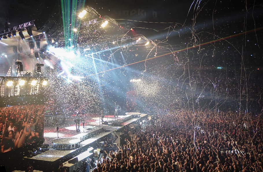 Concert at Night, audience, celebration, city, confetti, crowd, HD wallpaper