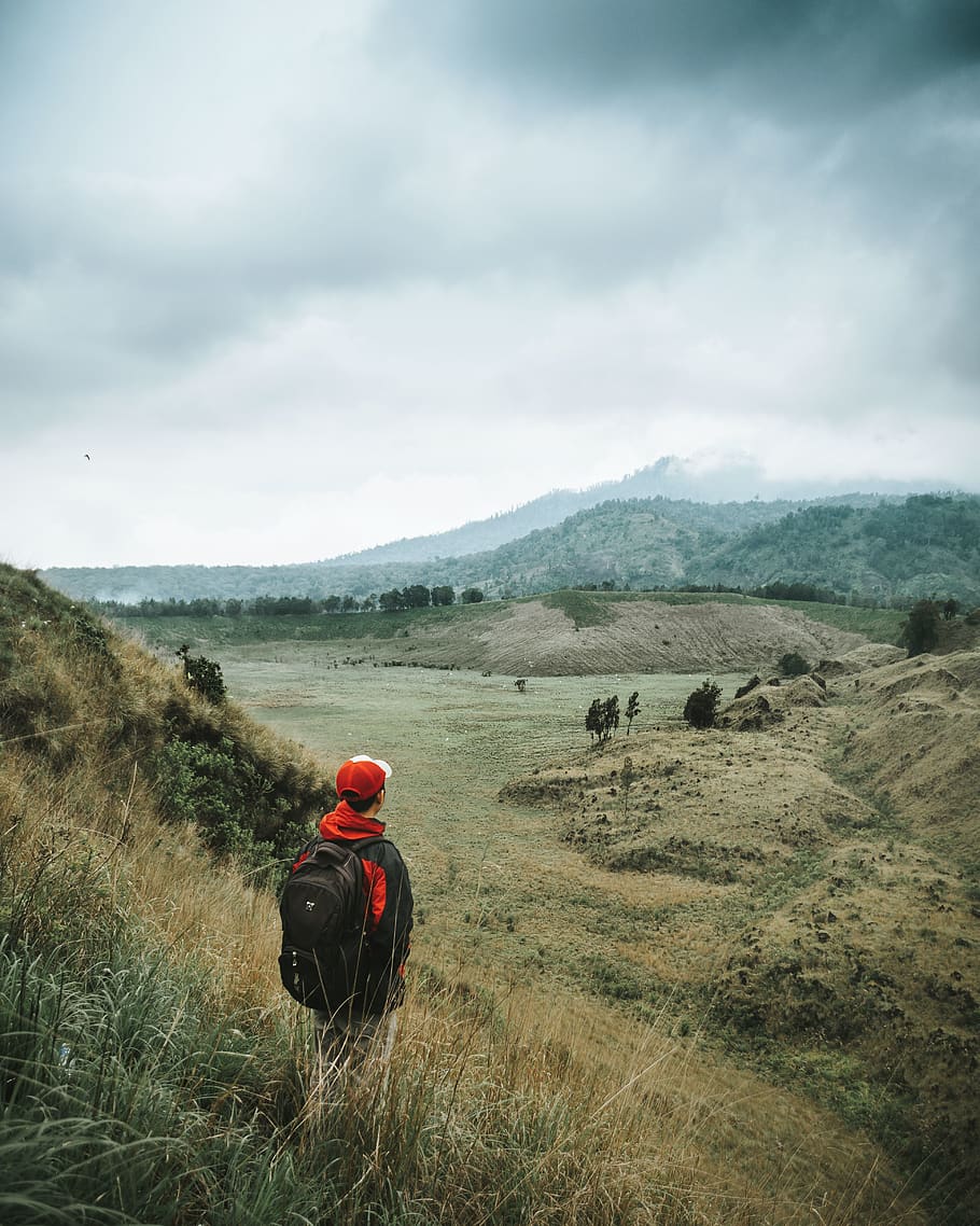 Landscape Photo of Man Facing Brown Mountain, backpack, backpacker HD wallpaper