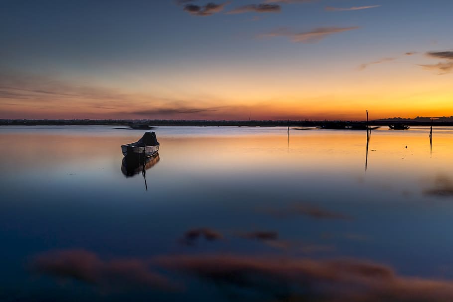 Canoe in Body of Water, backlit, beautiful landscape, dawn, dusk HD wallpaper