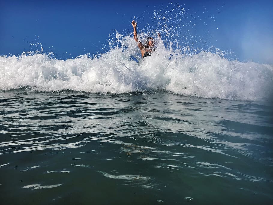 Wake summer. Море в движении картинки. Спорт на берегу моря. Интенсивное движение в море. Marine Parade New Zealand.