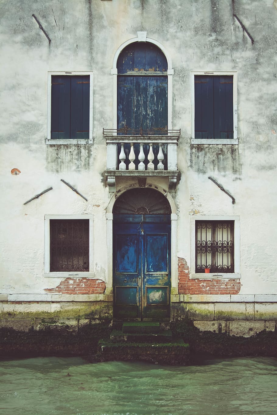 italy, venice, door, boat, blue, doorway, water, architecture, HD wallpaper