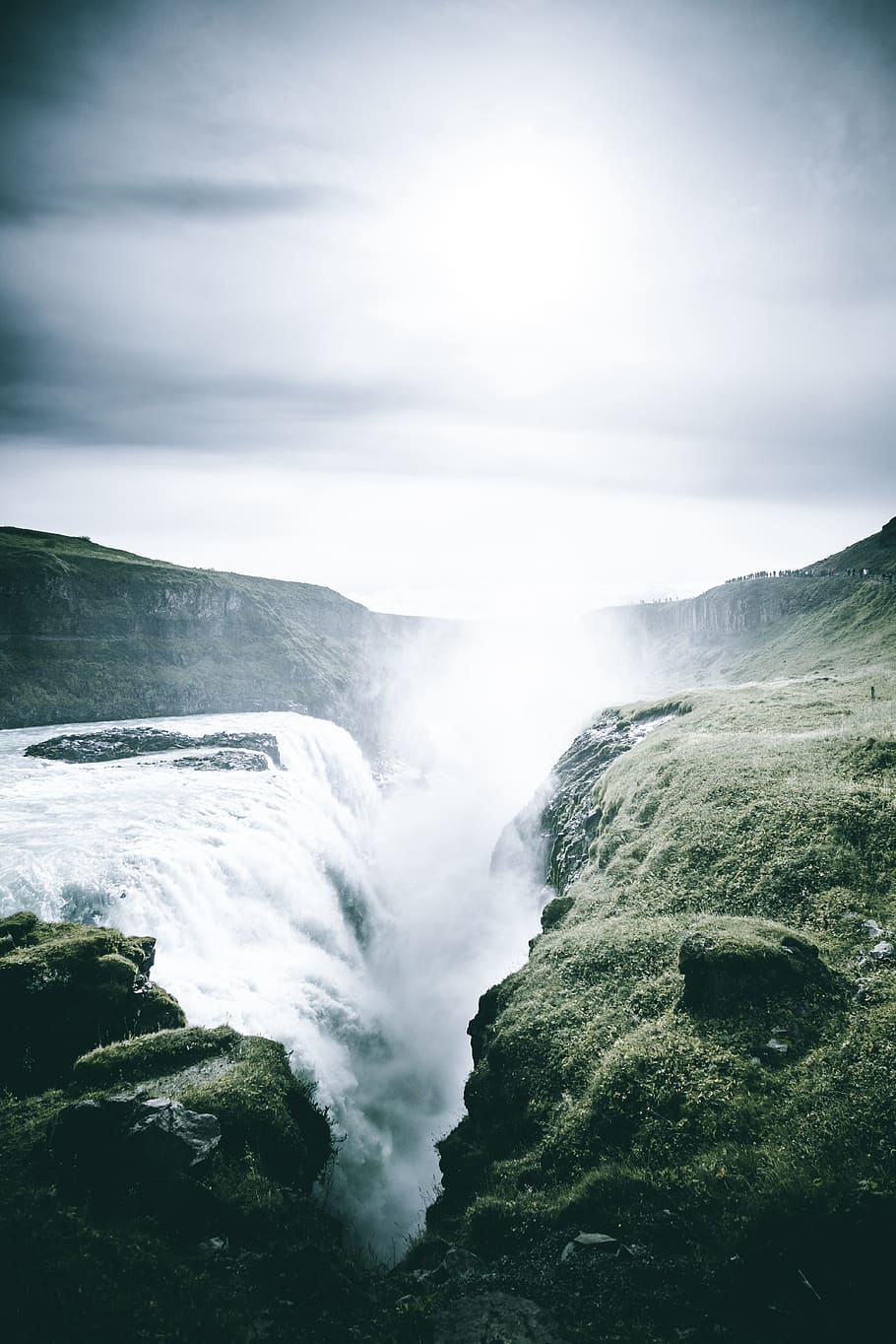 clear waterfalls, mountain, cliff, stream, river, rock, moss HD wallpaper