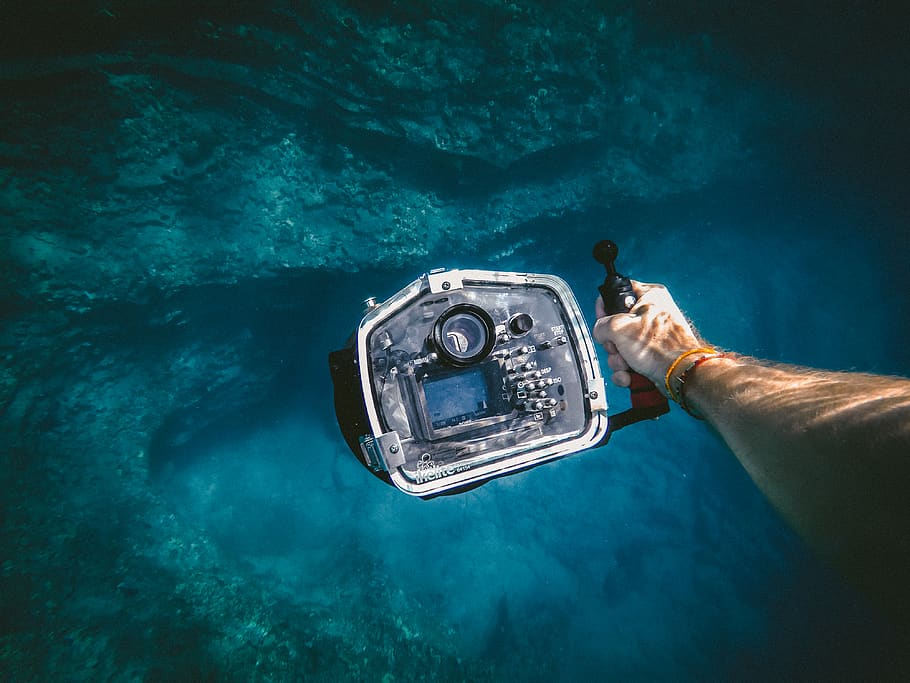 person holding underwater camera, sea, undersea, human hand, one person HD wallpaper