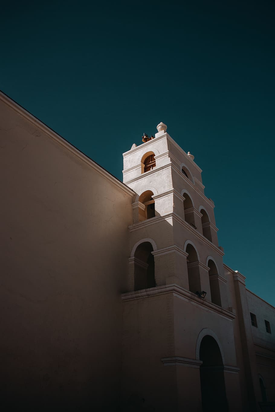 white building under blue sky, architecture, tower, bell tower HD wallpaper