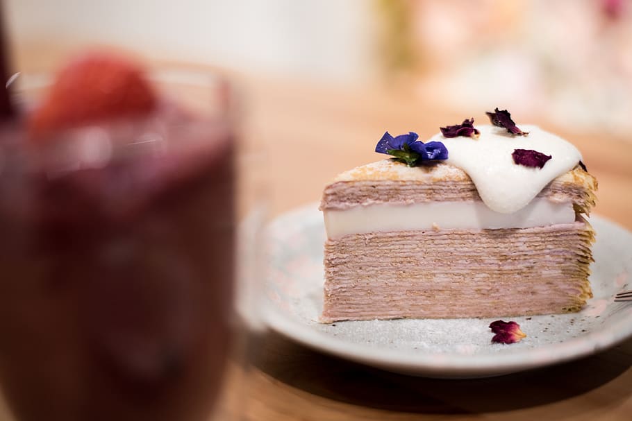 Sliced Cake, blur, blurred background, cream, creamy, delicious HD wallpaper