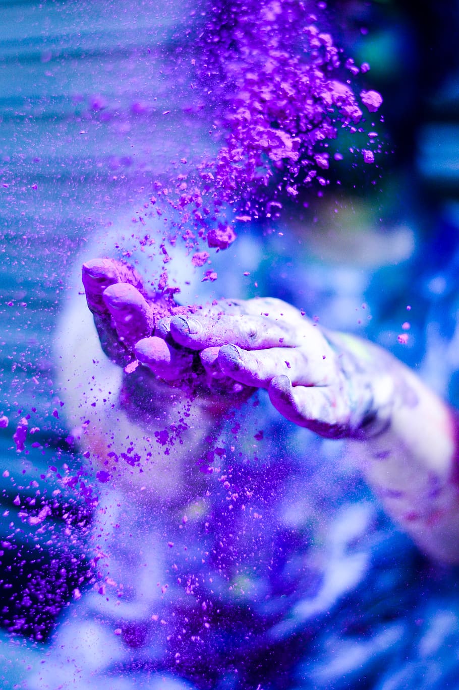 Purple Powder, hands, macro, violet, underwater, sea, close-up HD wallpaper