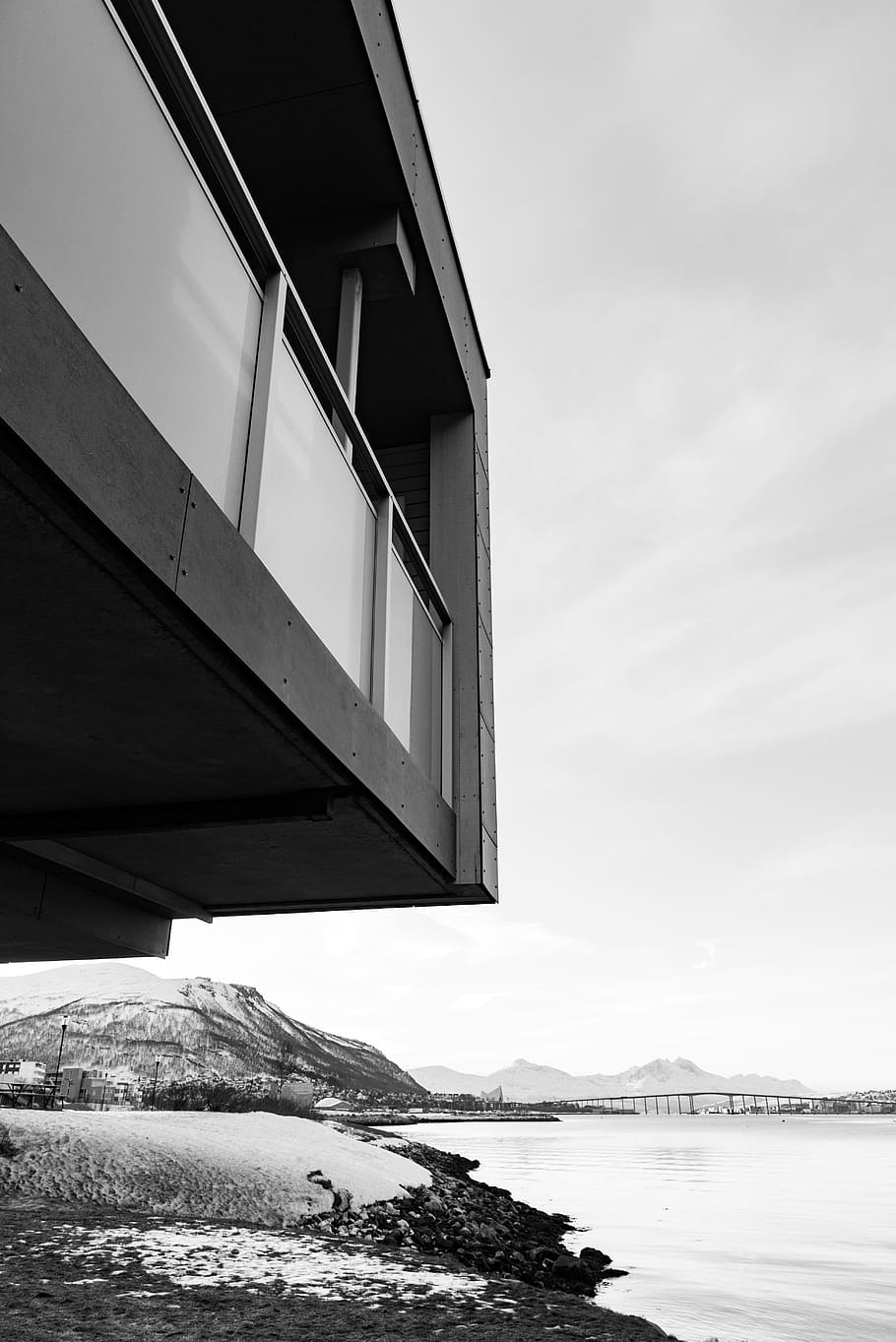grayscale photo of building beside water, norway, tromsø, tomasjordnes 153, HD wallpaper