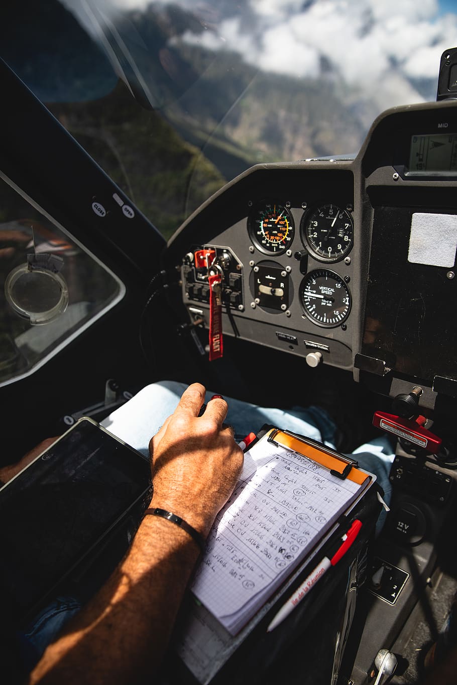 man writing while driving, human hand, vehicle interior, one person HD wallpaper