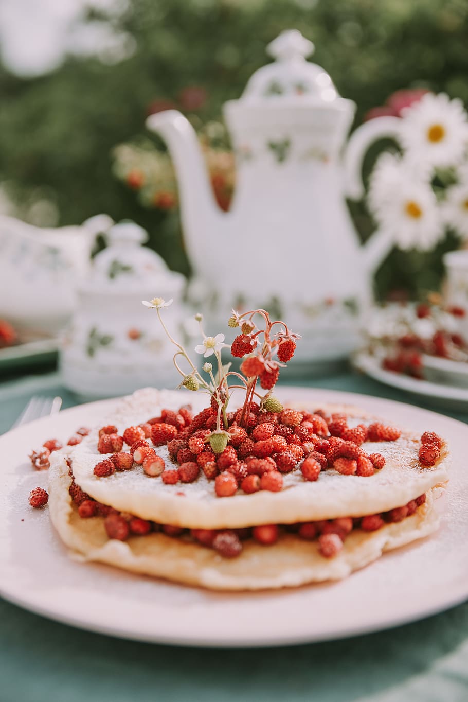 strawberry fruit on ceramic plate, food, flora, raspberry, produce HD wallpaper