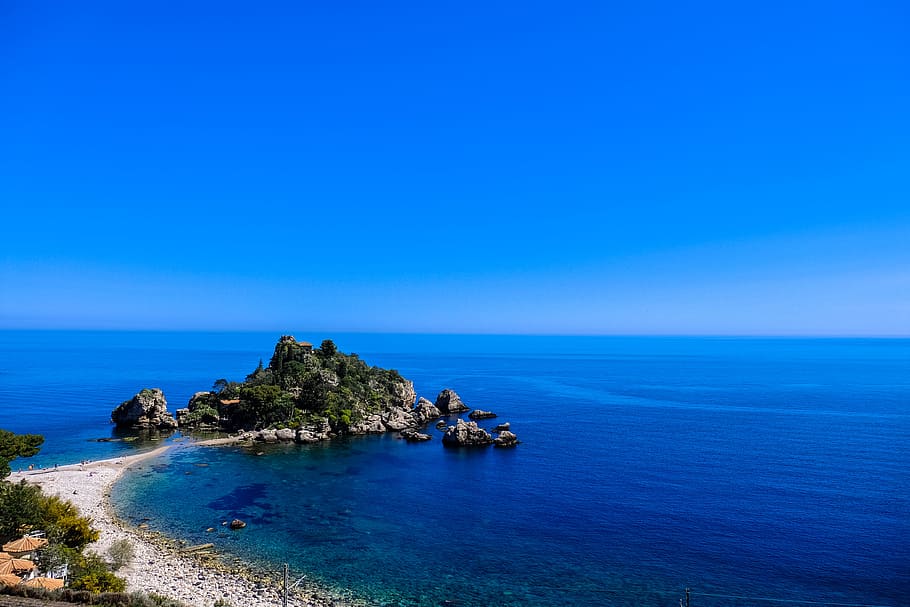 White Beach Shoreline Near Gray Rocks Under Blue Sky during Daytime HD wallpaper