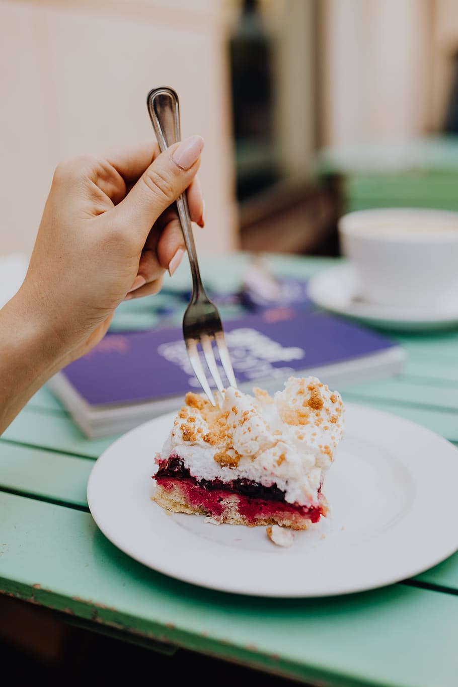 Drinking coffee and eating cake in a cafeteria, retaurant, lunch HD wallpaper
