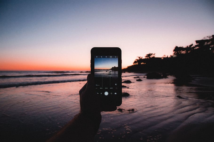 picture of an android phone with beach background, mobile phone