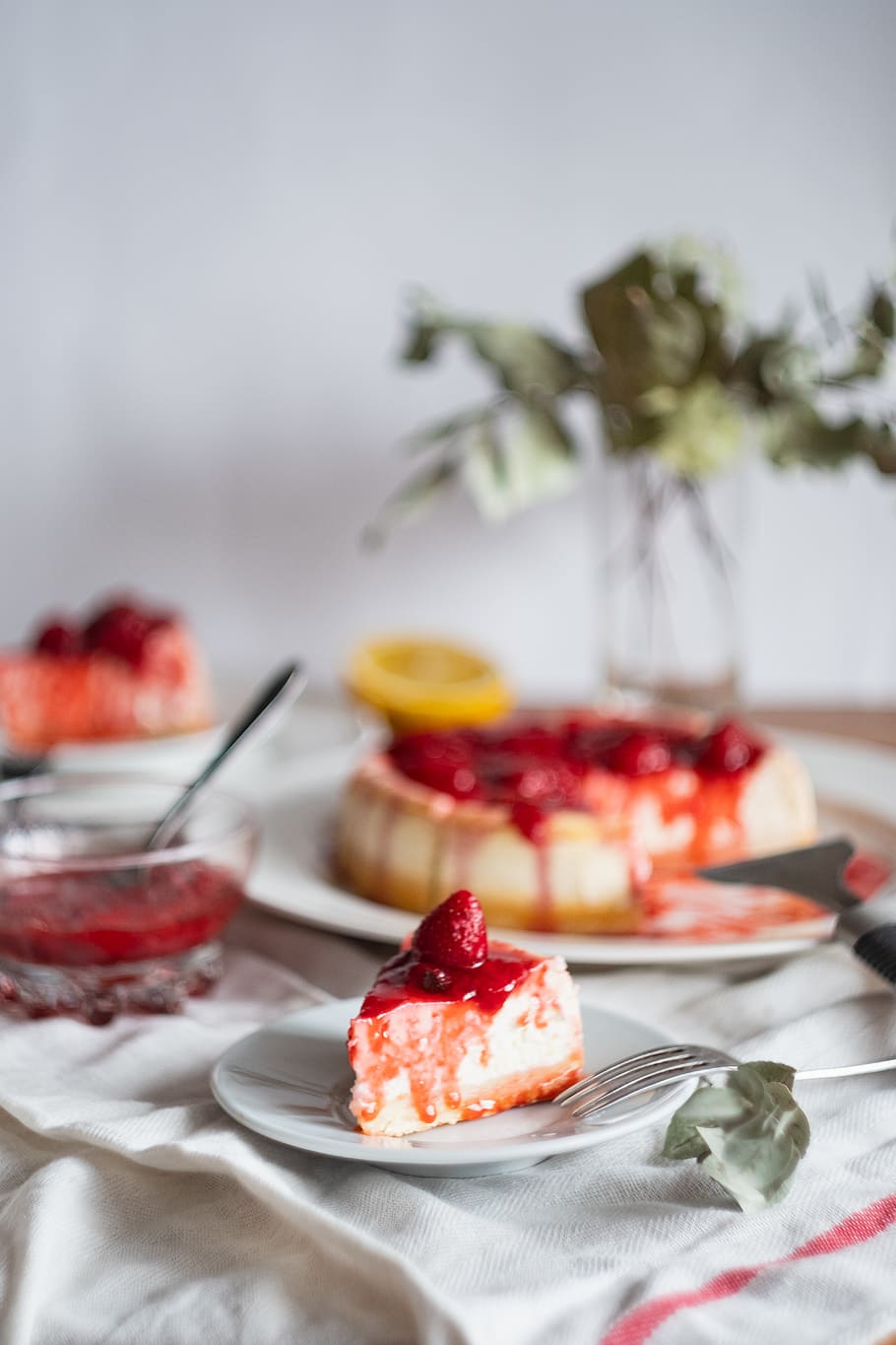 strawberry pie served on white plate, food and drink, fruit, sweet food HD wallpaper