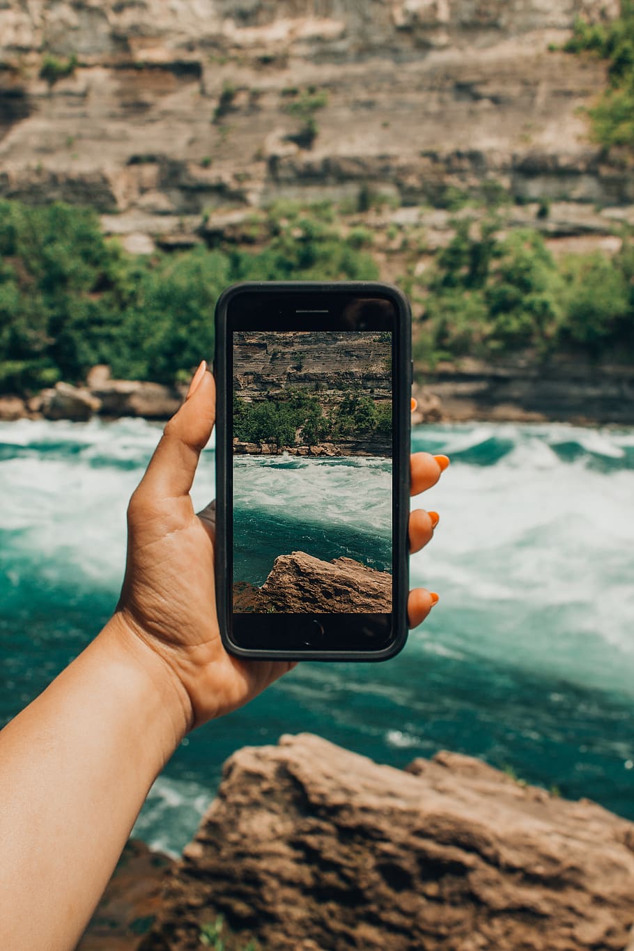 Image of River on Smartphone, arm, blue water, camera, capture HD wallpaper
