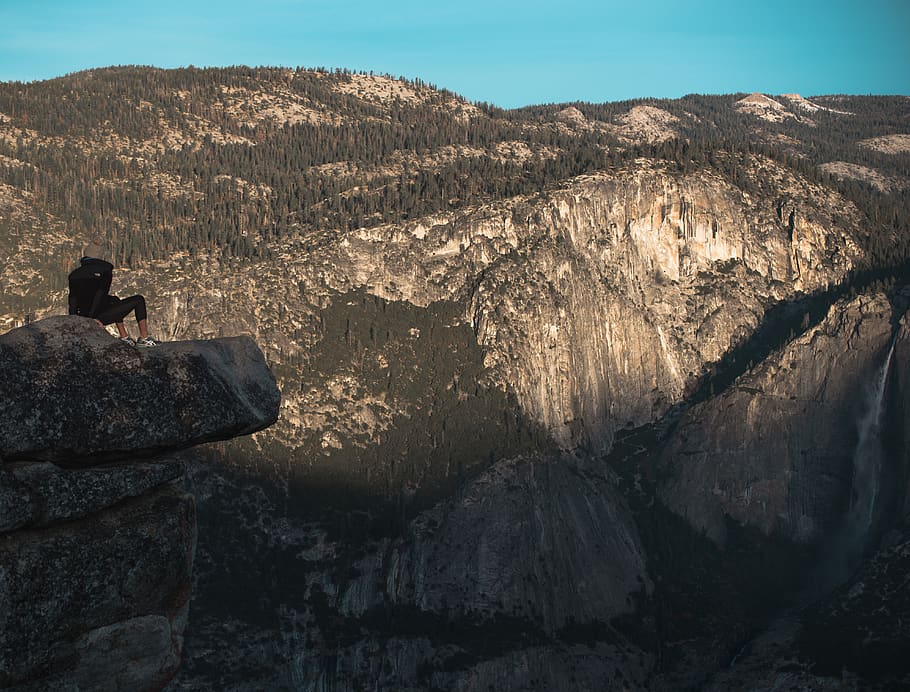 person sitting on cliff, rock, mountain, nature, outdoors, united states HD wallpaper