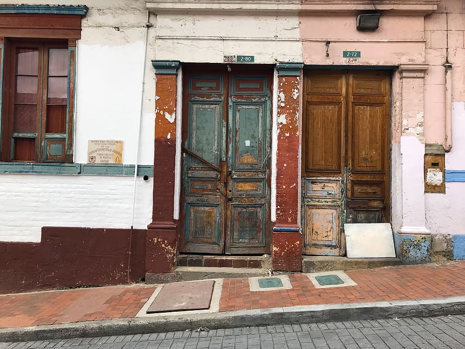 Brown and Green Doors Near Street, architecture, building, daytime HD wallpaper