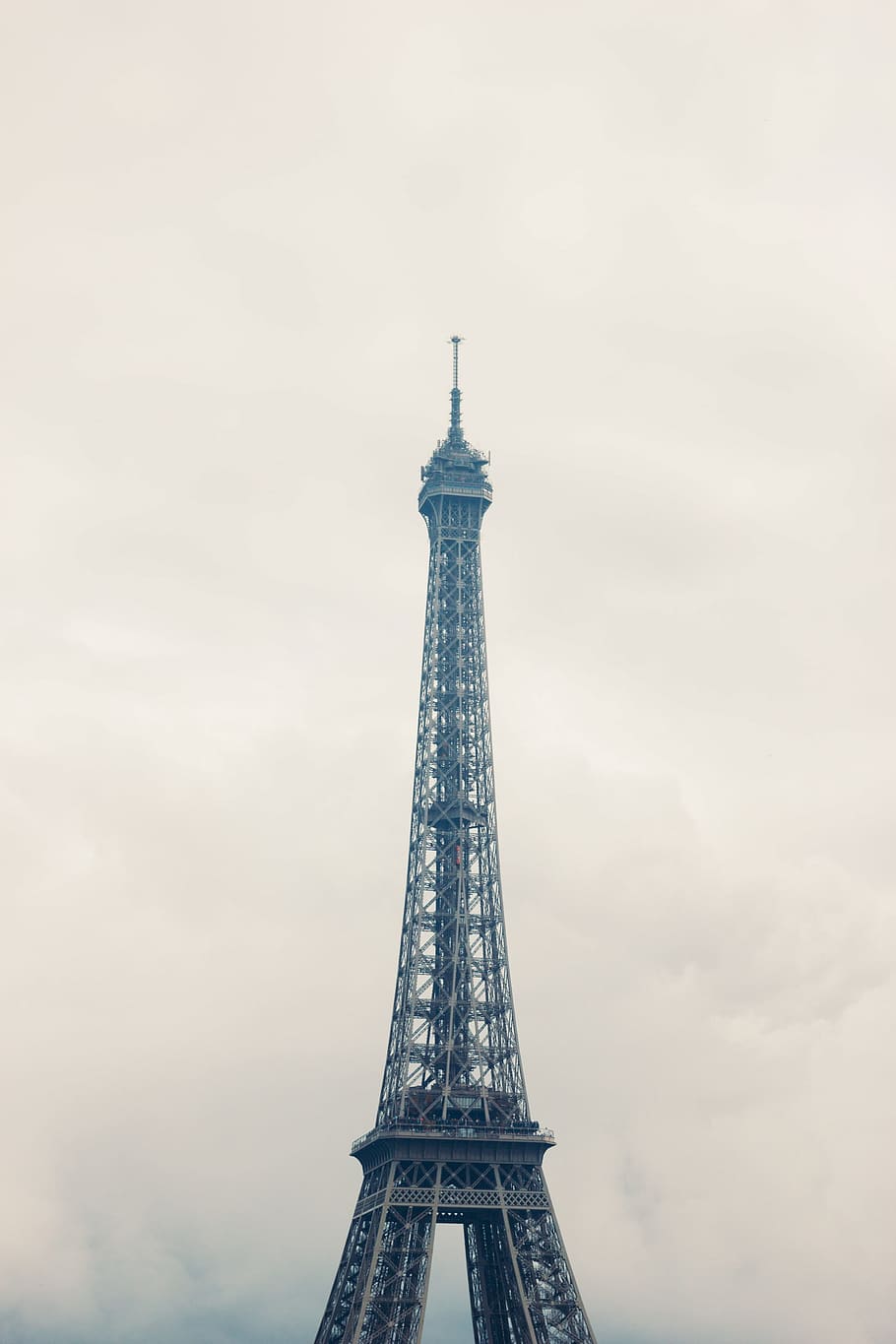 Eiffel tower on a cloudy day, arc, architectural, architecture HD wallpaper