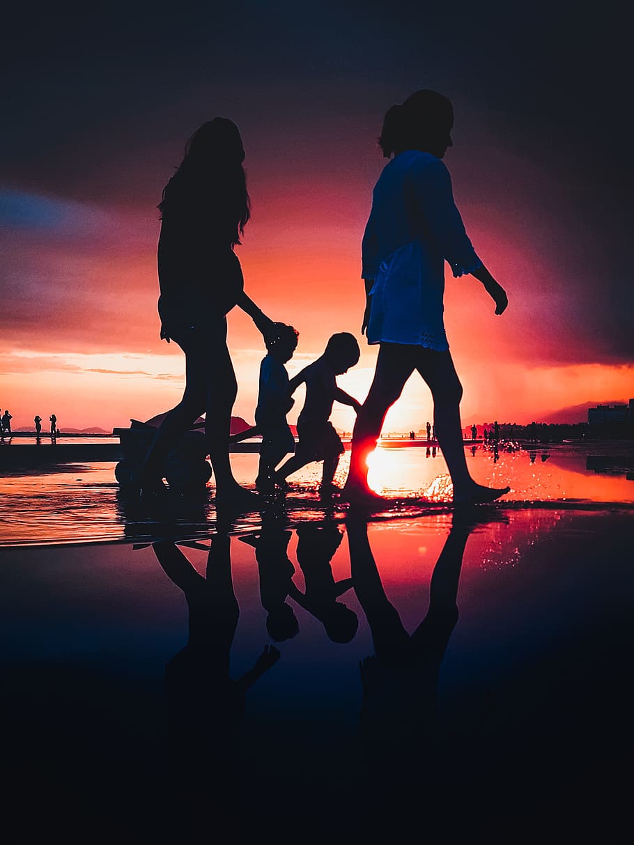 People Walking By Th Beach, backlit, dawn, dusk, family, sea HD wallpaper