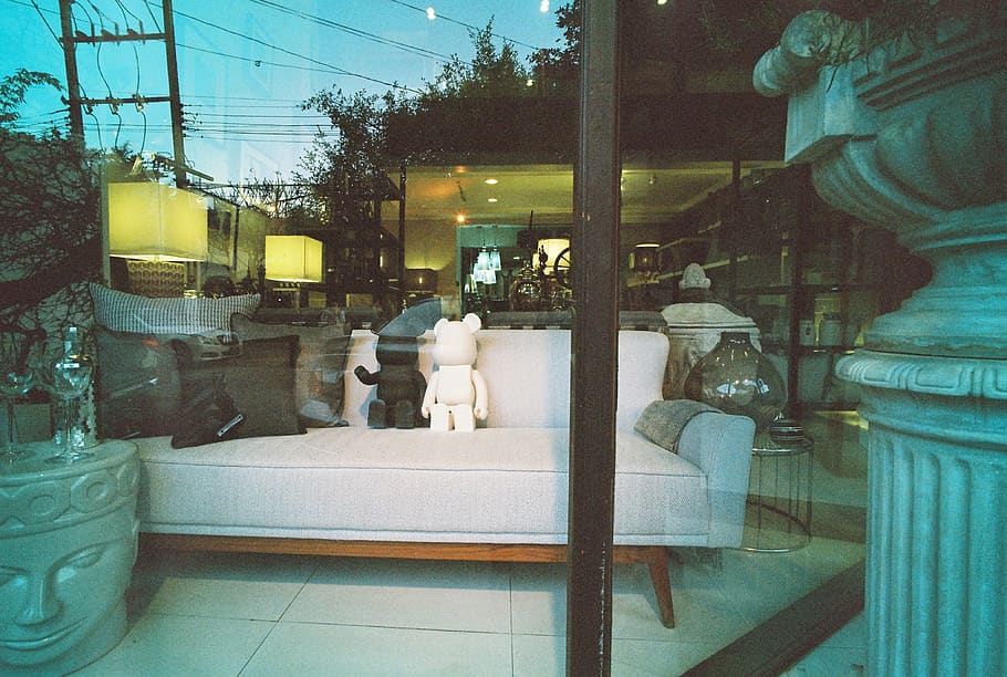 cuddle, statue, bear, store, store front, reflection, sofa HD wallpaper