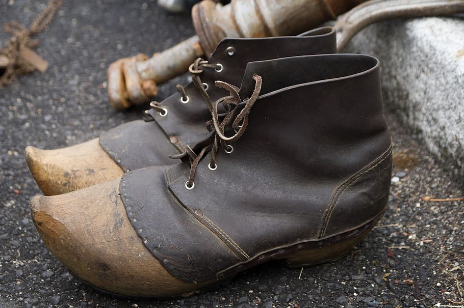 clogs with laces