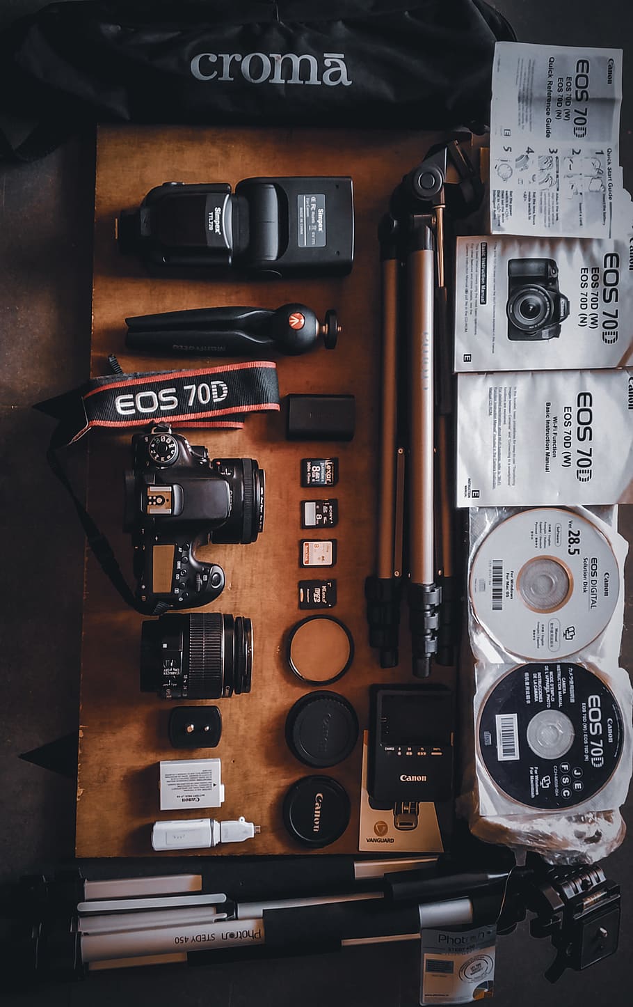 Hình nền HD: Canon Eos 70d đen và chân máy ảnh, máy ảnh, máy ảnh... Khám phá siêu phẩm Canon EOS 70D với chân máy ảnh đen trong hình nền HD độ phân giải cao trên màn hình của bạn. Sự kết hợp hoàn hảo giữa chất lượng hình ảnh tuyệt vời và thiết kế tinh tế sẽ đảm bảo cho bạn một trải nghiệm đích thực về nhiếp ảnh.
