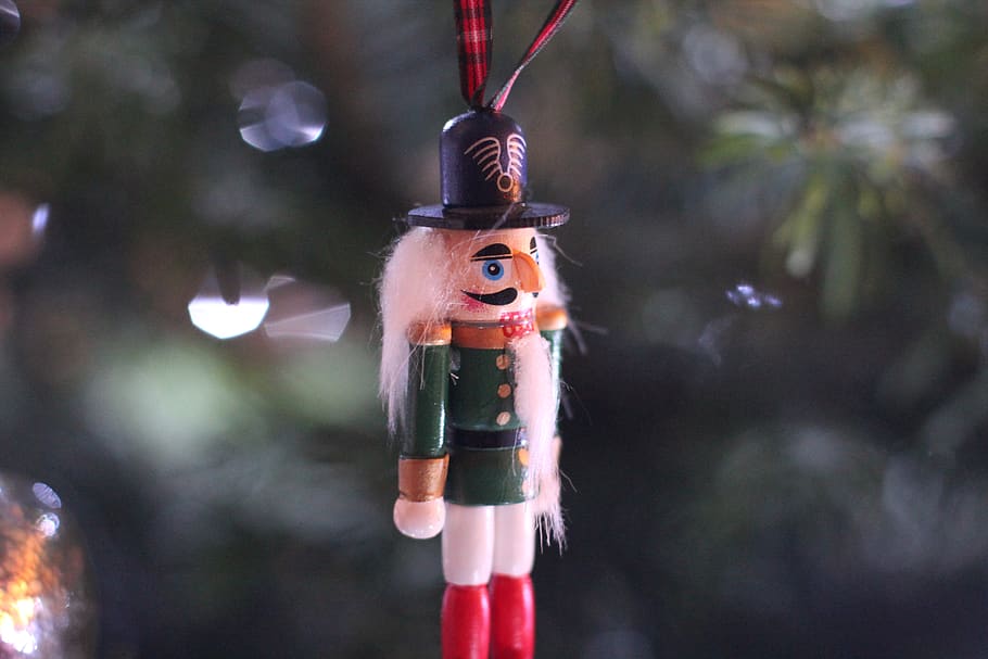 nutcracker, christmas, christmas tree, holiday, focus on foreground HD wallpaper