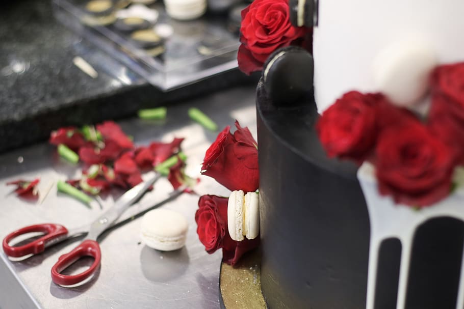 cake, macaroon, baking, birthday, romantic, kitchen, flower HD wallpaper