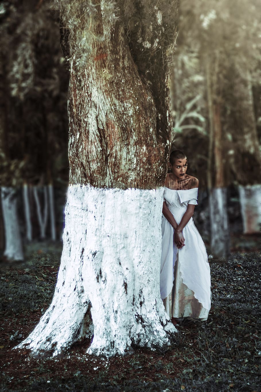 Среди серых еще не одетых деревьев. Фотосессия на дереве. Женщина дерево. Платье дерево. Фотосессия рядом с деревом.