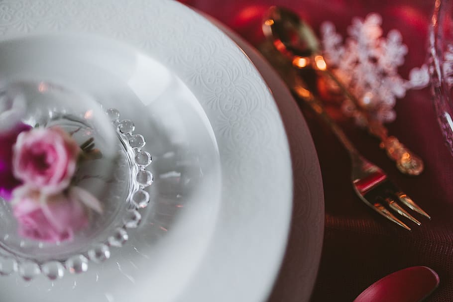 Table Decorations & Flowers for Valentine, love, romantic HD wallpaper