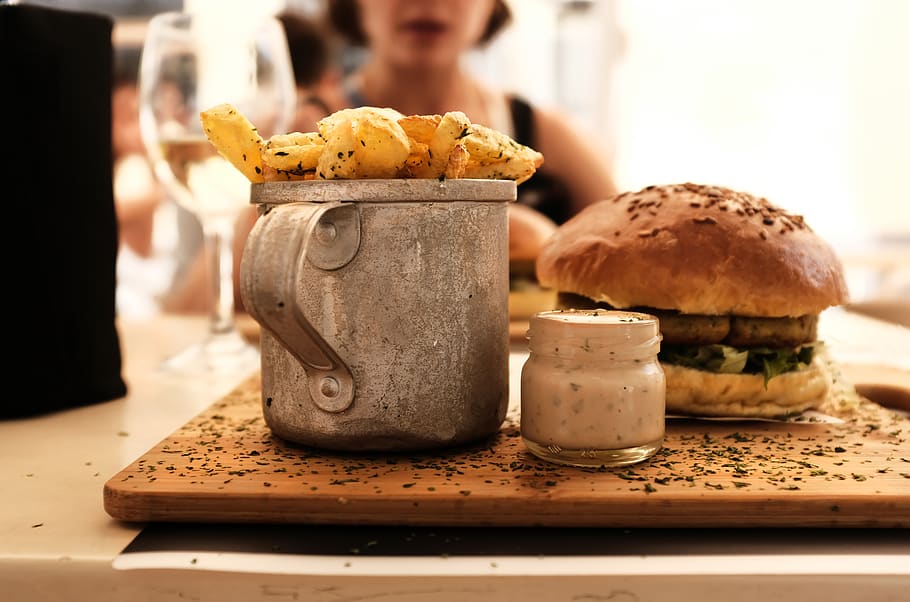 Shallow Focus Photography of Hamburger Beside Container, bread HD wallpaper