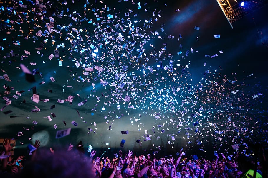 confetti, concert, people, crowd, night, lights, group of people HD wallpaper