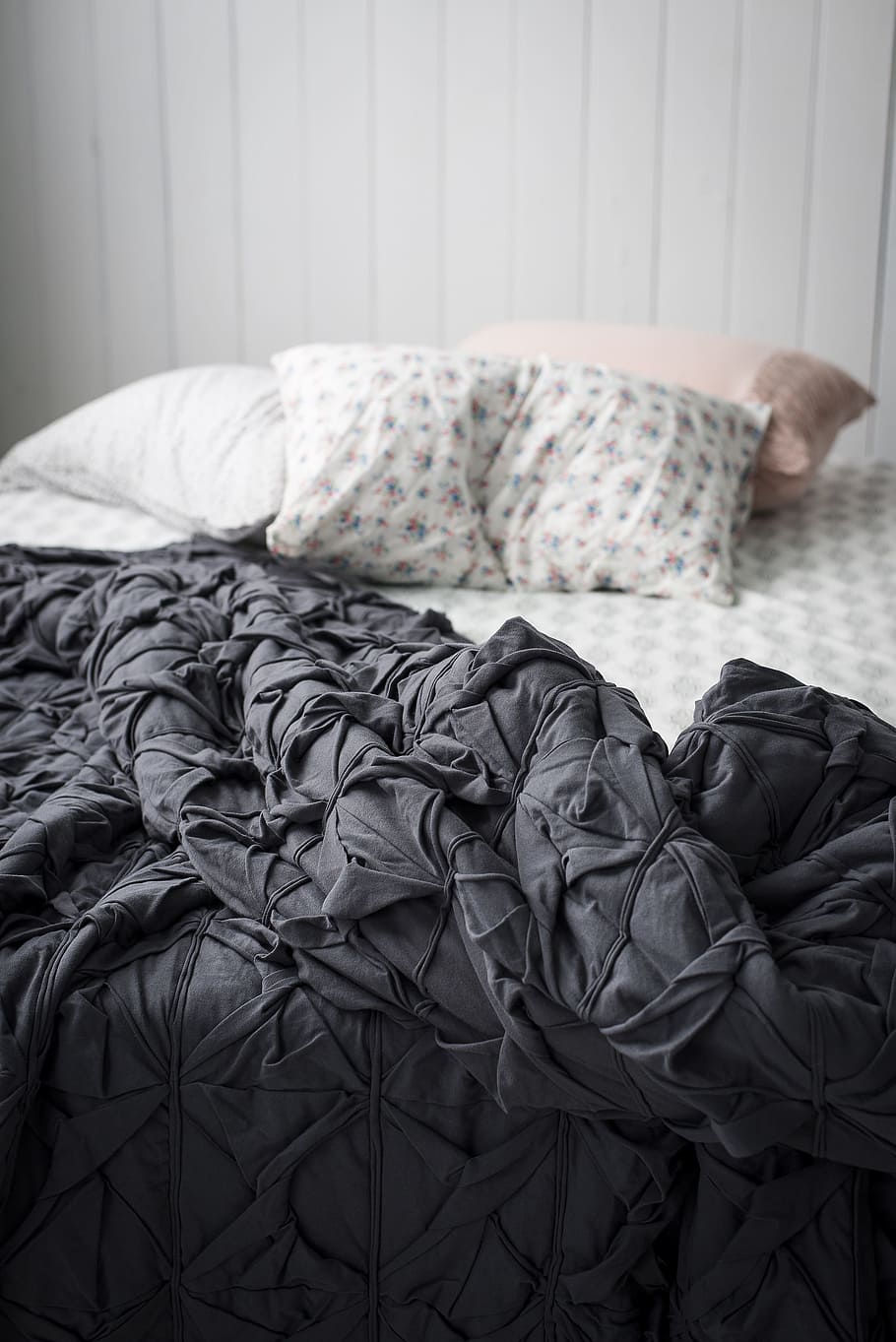closeup photo of gray comforter on bed, furniture, bedroom, indoor