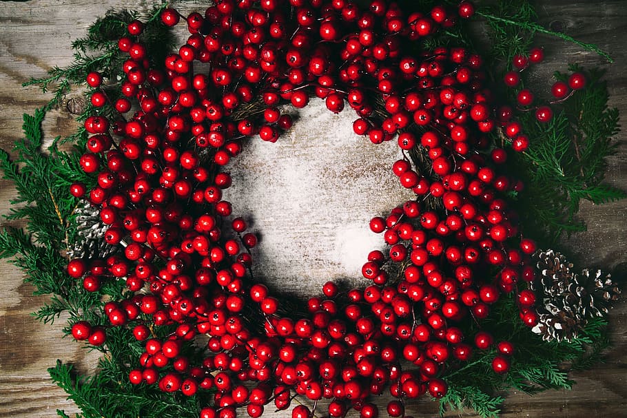 Christmas Berry Wreath Photo, Flatlay, Craft/DIY, Holidays, red, HD wallpaper