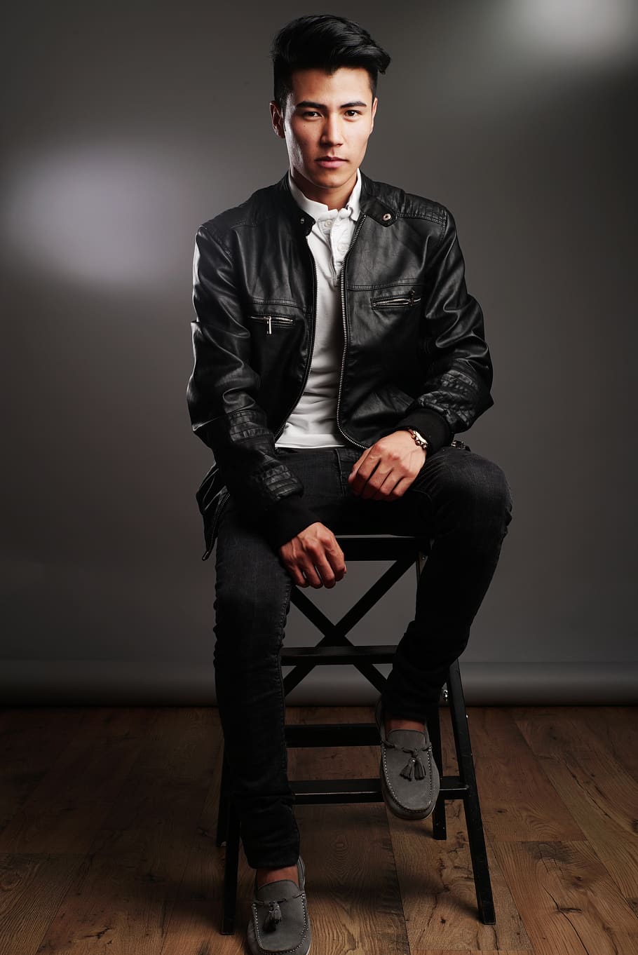 Man Sitting on Stool, black leather jacket, chair, dark, fashion, HD wallpaper